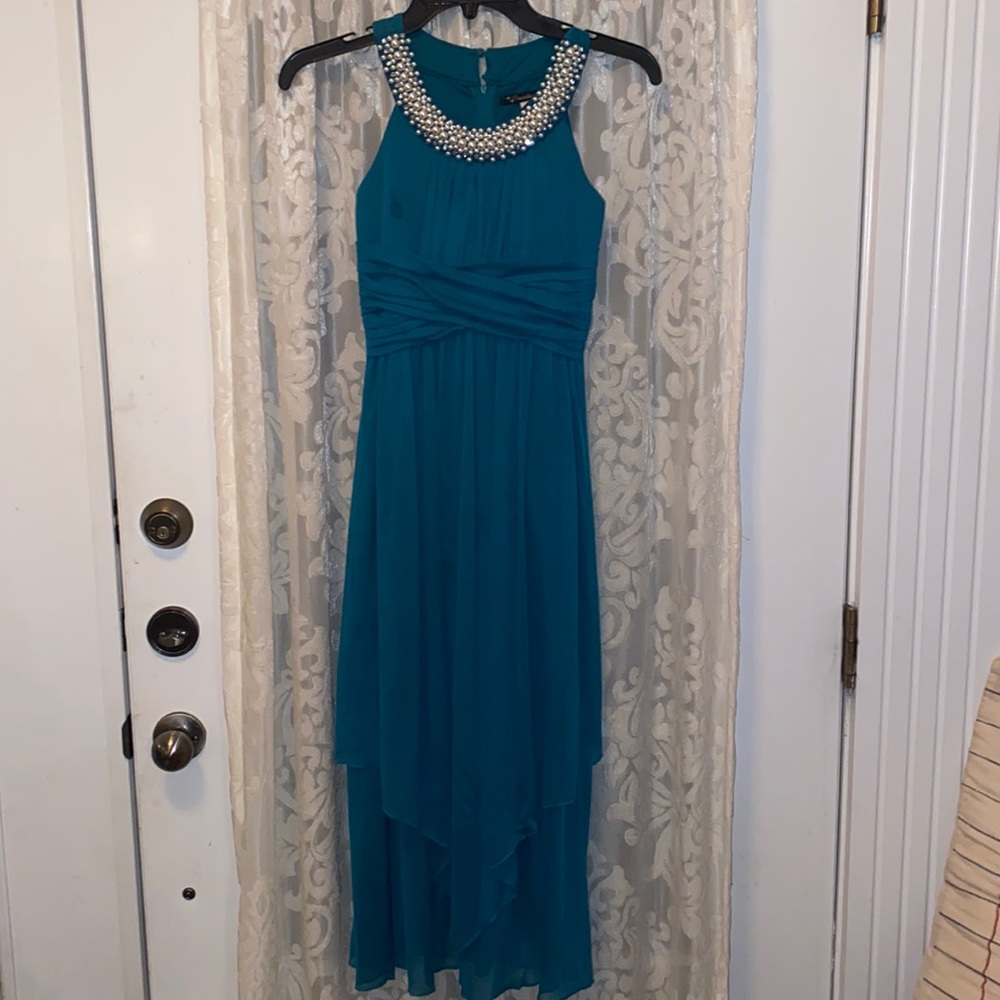 Green dress with pearl collar